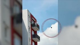 VIDEO O femeie a aruncat tot din casă, de la etajul 7 al unui bloc din Brașov
